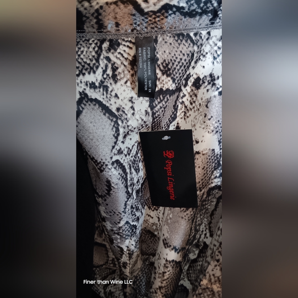 NWT Elegant Black and Gray Satin Snake print Women's Robe With Matching Belt - Picture 5 of 5